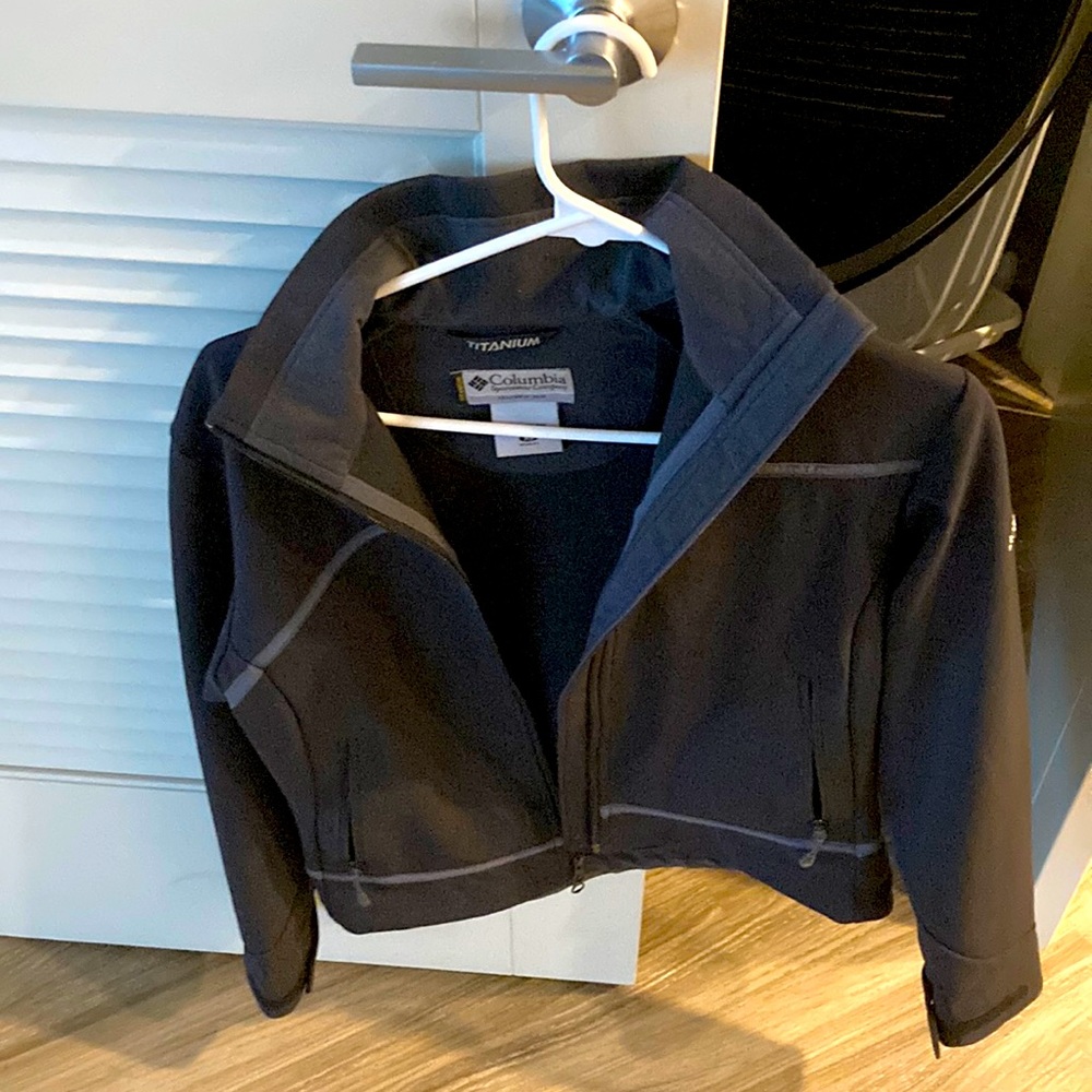 Cool Womens xs Insulated inside water repellent jacket good for rain or snow.